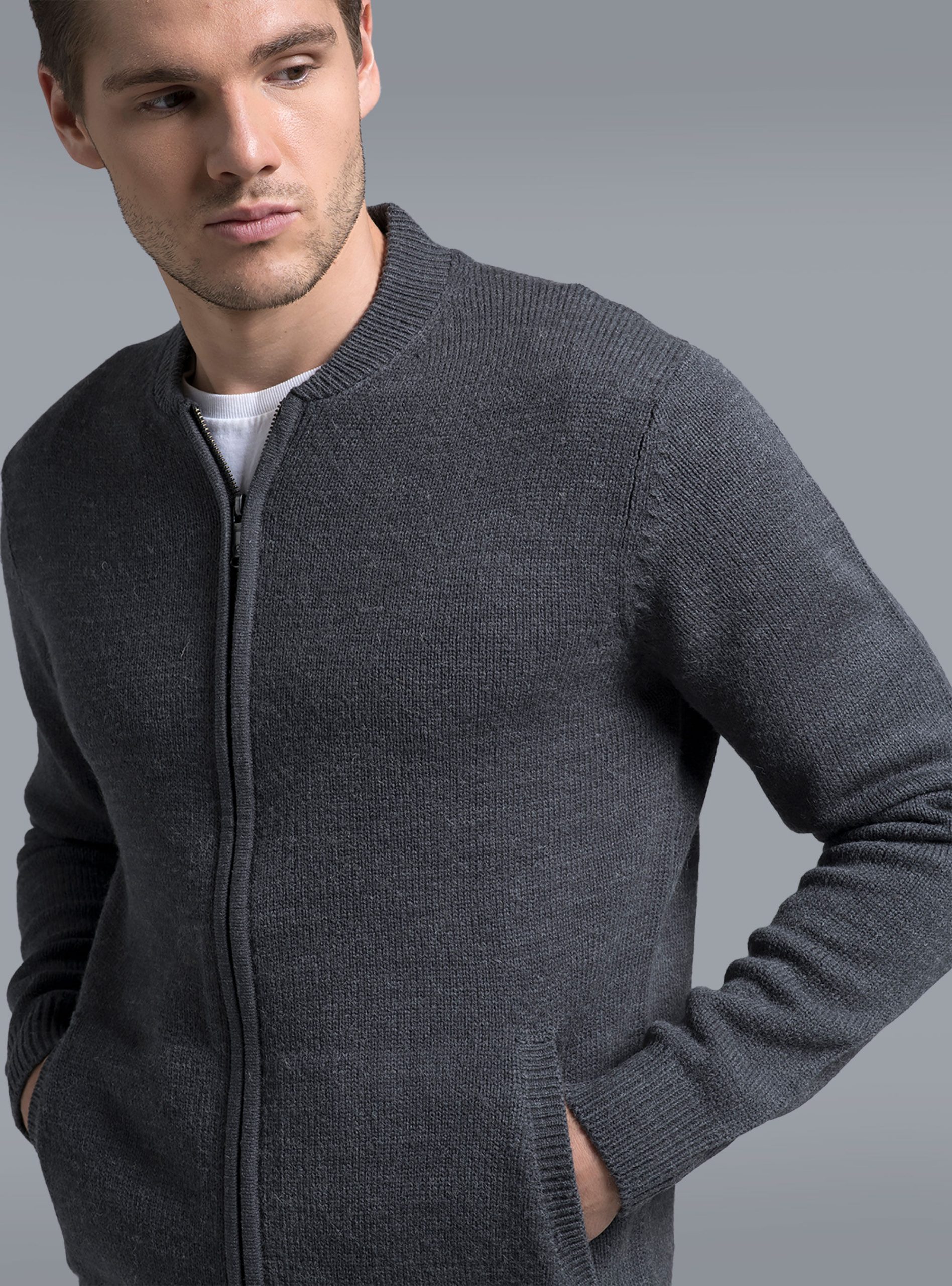 cardigan-con-zip-uomo-466xmi-1.jpg